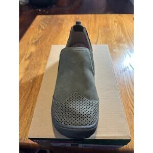 Women's JBU Shoes - Size 10 Wide Olive